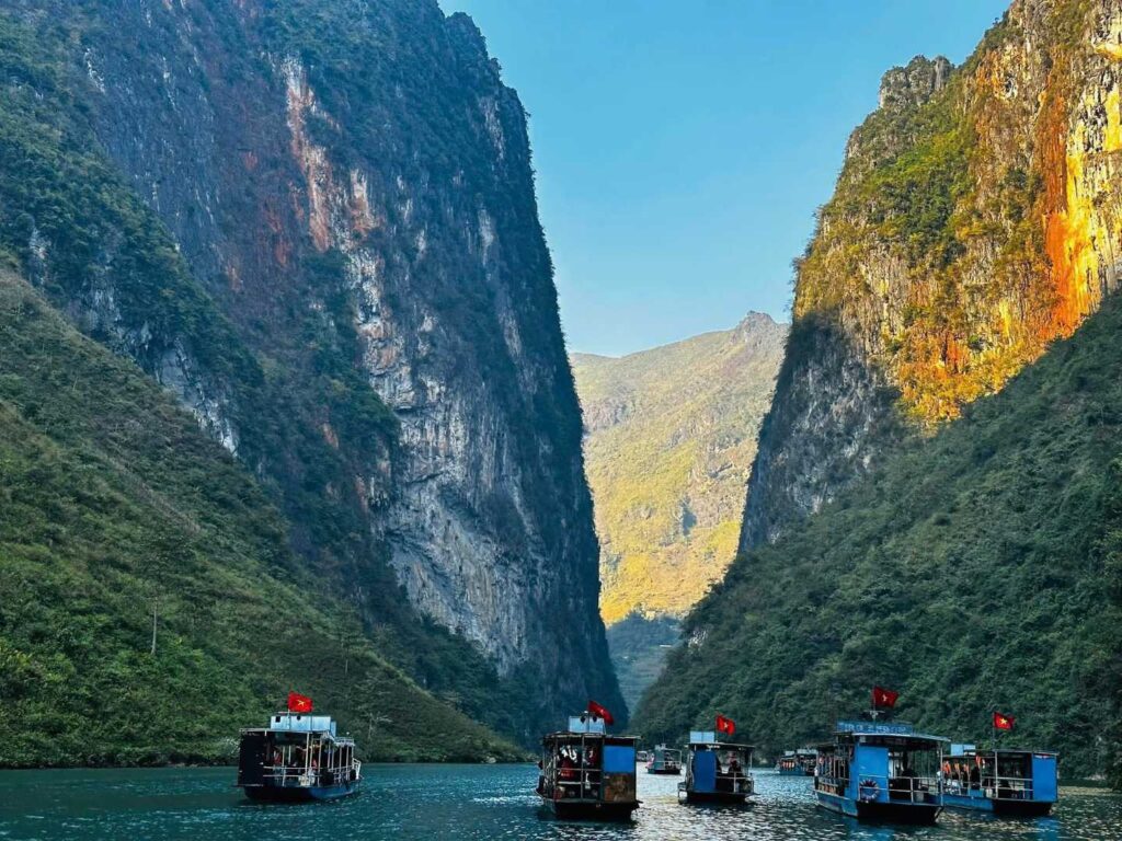 Boat ride on Nho Que River through Tu San Canyon in Ha Giang